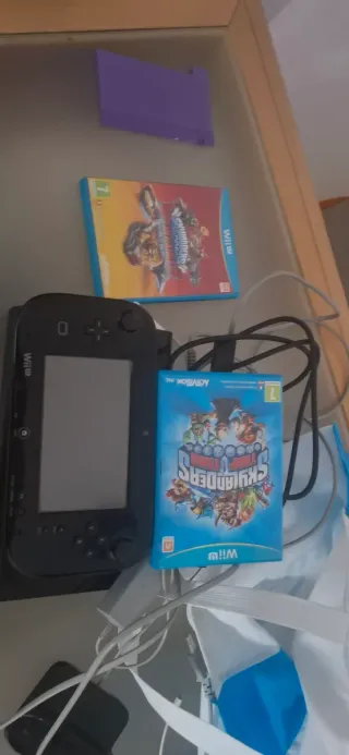 Nintendo Wii U Negra + Juego Skylanders,
