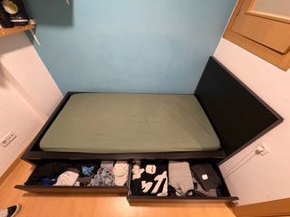 Cama individual con cabecero negro (Sin colchón)