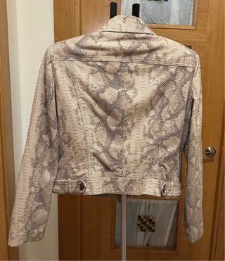Cazadora efecto piel serpiente