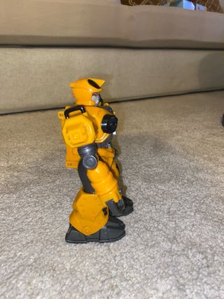 Muñeco de acción robot amarillo