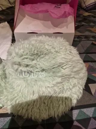 Sombrero y bolso Tous verde