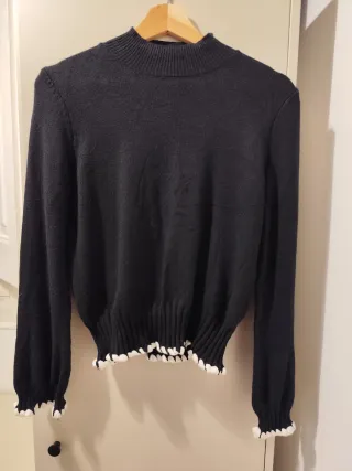 Blusa negra con detalles blancos