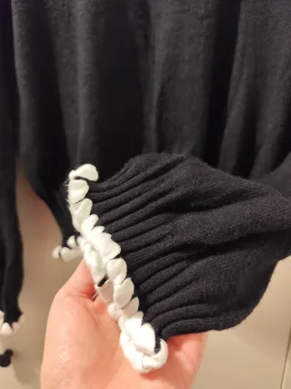 Blusa negra con detalles blancos