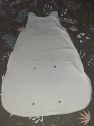 Cuna con conjunto sábanas, protectores y cortinas