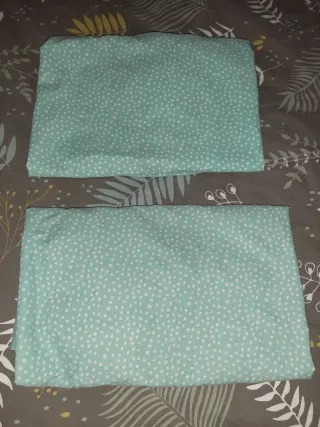 Cuna con conjunto sábanas, protectores y cortinas