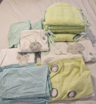 Cuna con conjunto sábanas, protectores y cortinas