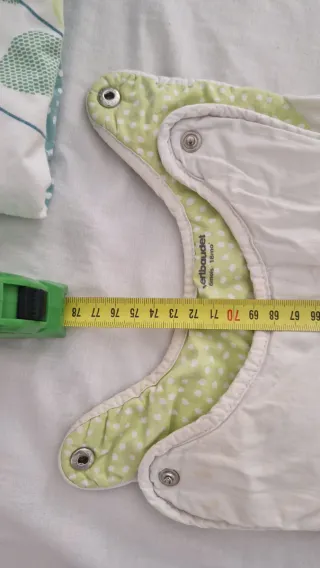 Cuna con conjunto sábanas, protectores y cortinas