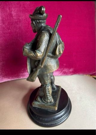 Figura bronce cazador con presa