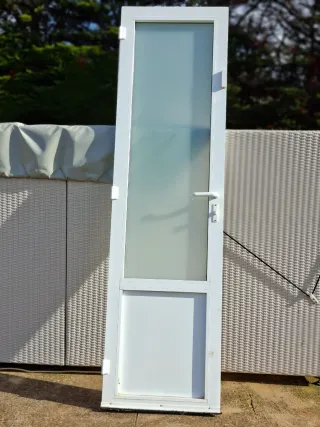 Puerta aluminio blanco con vidrio