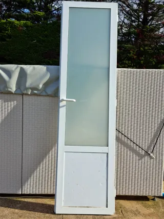 Puerta aluminio blanco con vidrio