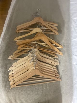 Perchas de madera y metal