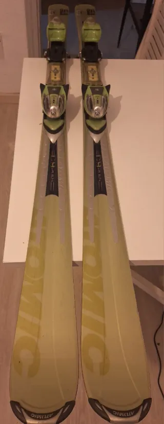 Eskis Atomic y Botas Rosignol regalo casco/baston