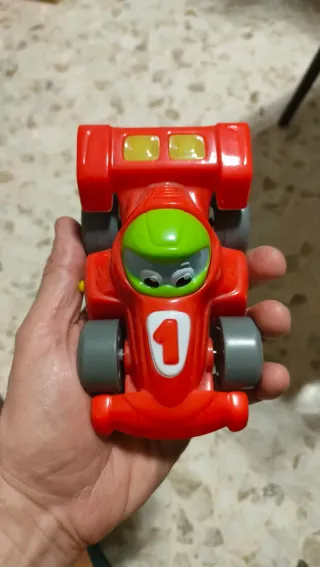 Macchinina da corsa rossa con numero 1