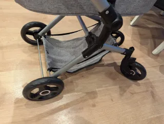 Carrito de bebé de juguete gris con capota