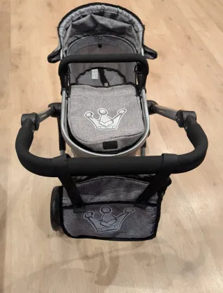 Carrito de bebé de juguete gris con capota