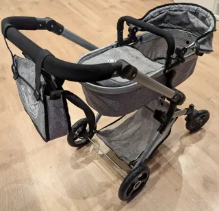 Carrito de bebé de juguete gris con capota