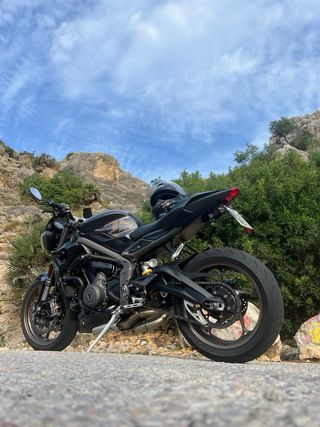 Triumph Street Triple 765 Negra negociable