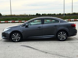 Toyota Avensis 1.8 140 ADVANCE con CÁMARA TRASERA, NAVEGADOR, BLUETOOTH...