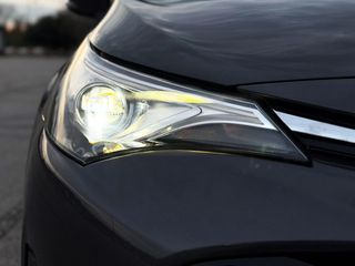 Toyota Avensis 1.8 140 ADVANCE con CÁMARA TRASERA, NAVEGADOR, BLUETOOTH...