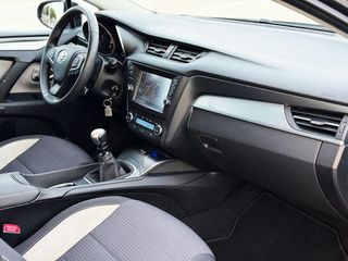 Toyota Avensis 1.8 140 ADVANCE con CÁMARA TRASERA, NAVEGADOR, BLUETOOTH...