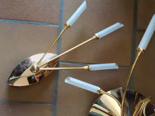 Lámpara de techo y aplique dorado.