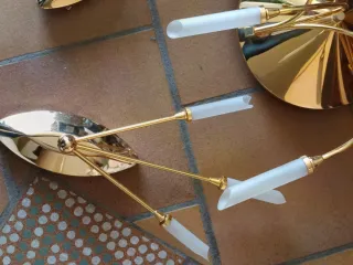 Lámpara de techo y aplique dorado.