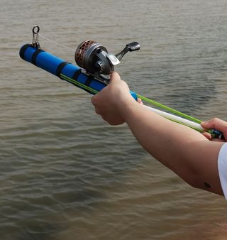 Fionda pesca professionale con mulinello