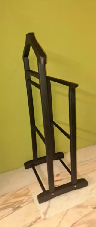 Galán de madera negro