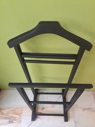 Galán de madera negro