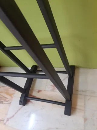 Galán de madera negro