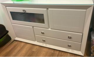 Aparador blanco con cristal.