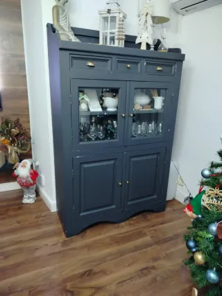 Vitrina de madera y cristal.