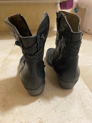 Botas de piel negras nuevas