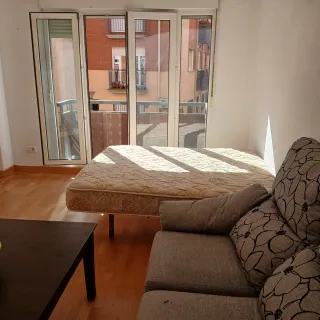 Habitación grande en piso compartido.