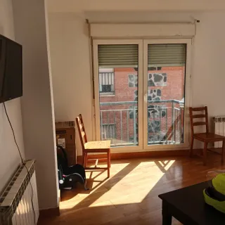 Habitación grande en piso compartido.