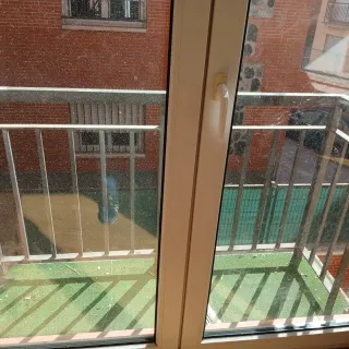 Habitación grande en piso compartido.