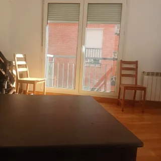 Habitación grande en piso compartido.