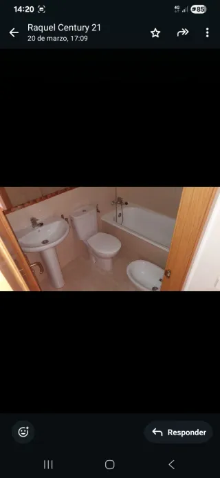 Habitación grande en piso compartido.