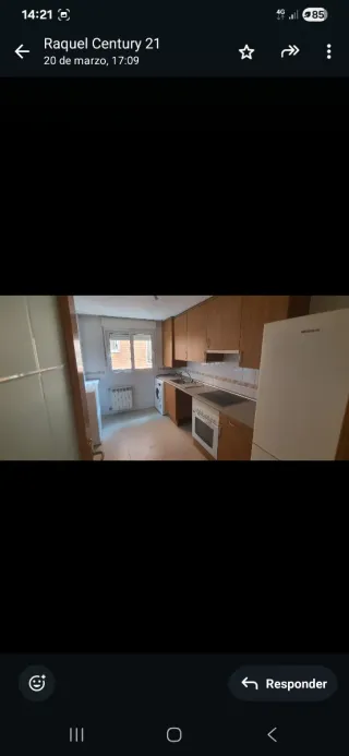 Habitación grande en piso compartido.