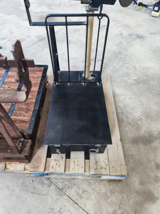 Báscula antigua de madera y metal