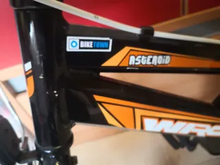Bicicleta infantil WRC negra y naranja