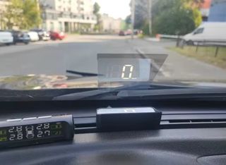 PANTALLA HUD COCHE. REFLEJA VELOCIDAD EN CRISTAL.