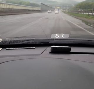 PANTALLA HUD COCHE. REFLEJA VELOCIDAD EN CRISTAL.