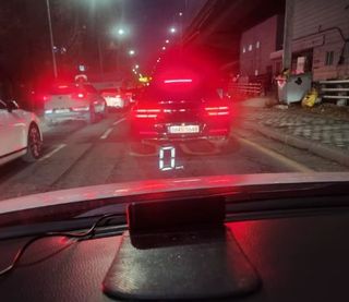 PANTALLA HUD COCHE. REFLEJA VELOCIDAD EN CRISTAL.