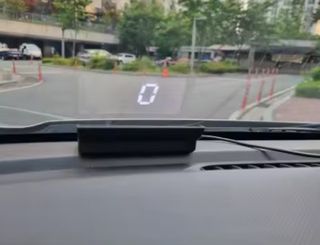 PANTALLA HUD COCHE. REFLEJA VELOCIDAD EN CRISTAL.