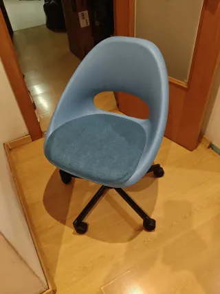 Silla juvenil azul y negra