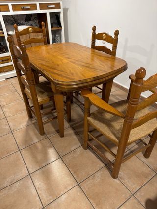 Mueble TV + mesa de comedor y 4 sillas.