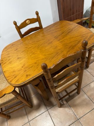 Mueble TV + mesa de comedor y 4 sillas.