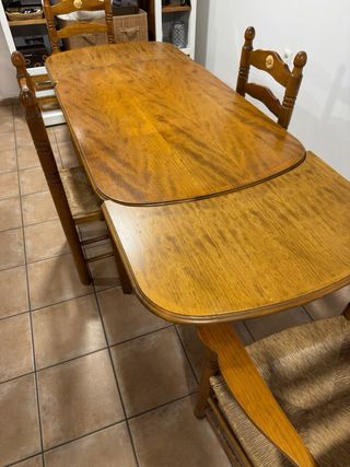 Mueble TV + mesa de comedor y 4 sillas.