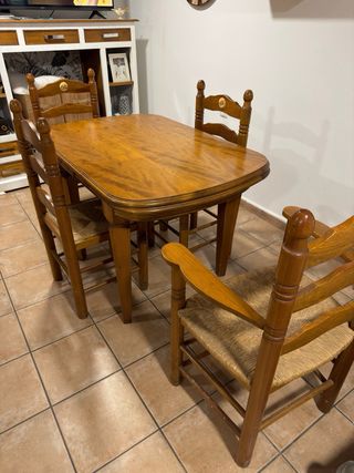 Mueble TV + mesa de comedor y 4 sillas.